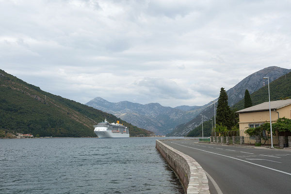 8.9. An der Meerenge Verige vorbei, gelangen wir in die Bucht von Kotor.