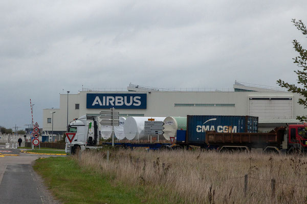 Wir haben eine Führung im Airbus Werk gebucht, die Tour startet am Tourismusbüro. Fotografieren ist strengstens verboten, die Fotos entstehen später im Vorbeifahren aus dem Auto..