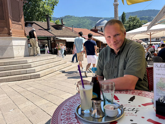 Wir machen es uns in einem Café gemütlich ...