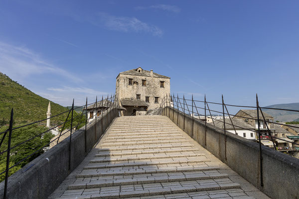 Die Brücke wurde 1556 bis 1566 vom osman. Architekten Mimar Hayreddin im Auftrag Sultan Süleyman I als Einbogenbrücke erbaut. 