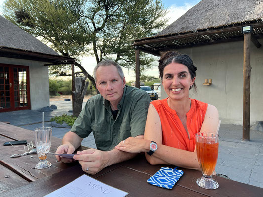 11.03. Kalahari Rest Lodge: Wir stärken uns mit Rock Shandies. Zum Dinner wählen wir Steaks mit Pommes und Gemüse. Ausgezeichnet!