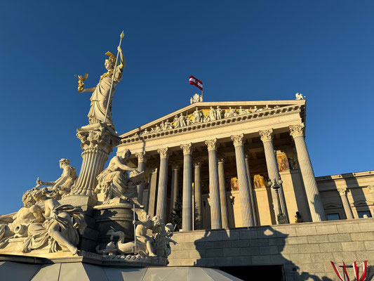 Auch beim Parlament gibt es einen Weihnachtsnbaum