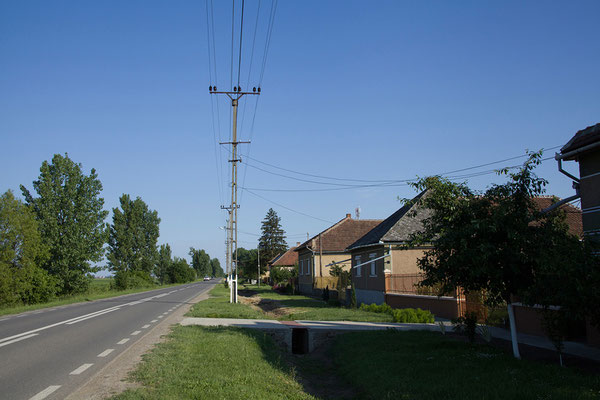 30.05. Über den winzigen Grenzübergang Vállaj gelangen wir nach Rumänien.