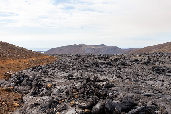 28.07.  Wir wandern das Lavafeld entlang retour, am Fuß des Langihryggur Bergrückens.