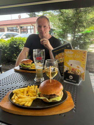 ... Burger schmecken lassen.