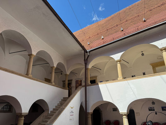 Die Burg beherbergt diverse Ausstellungen.