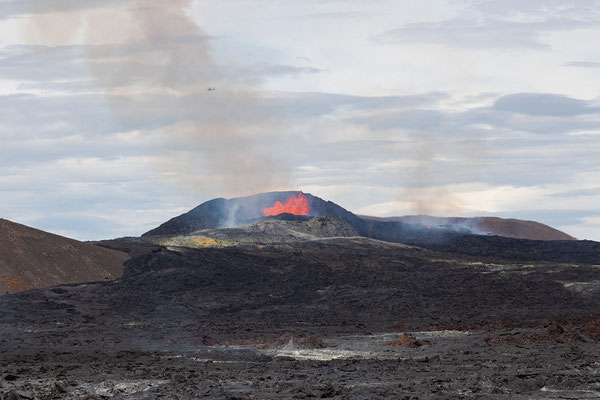 28.07. Vom Rand des Lavafelds haben wir einen etwas anderen Blickwinkel auf den Krater.