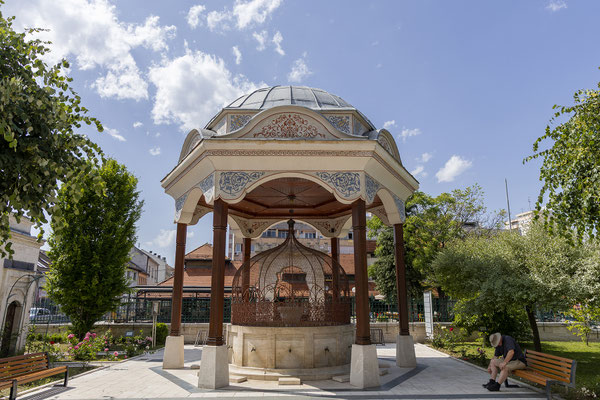 Die Ferhadija Moschee wurde im Bosnienkrieg komplett zerstört und mit Unterstützung der Türkei rekonstruiert. Die Wiedereröffnung erfolgte am 7.5.2016. 