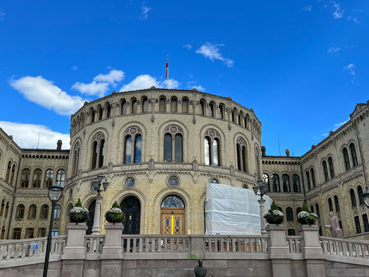 Karl Johans Gate: Parlament