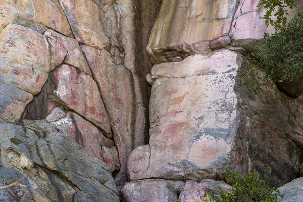 19.03. Mit mehr als 4500 Felsmalereien an 400 Stellen, zählt Tsodilo weltweit zu den Stätten mit der höchsten Dichte an Felsmalereien, seit 2001 auch zum UNESCO Weltkulturerbe.