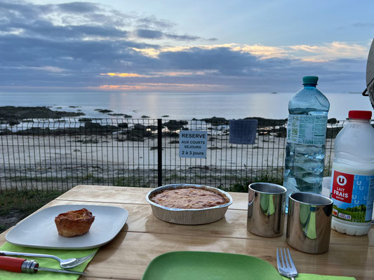 26.09. CP Municipal du Rohu: Wir starten mit einem gemütlichen Frühstück in den Tag.