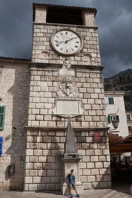 18.9. Der Hauptplatz wird vom Uhrturm (gradski toranj) dominiert, der 1602 auf Initiative des venezianischen Verwaltungsgenerals errichtet wurde. 