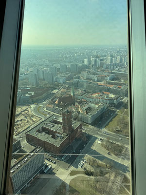 Fernsehturm: die Aussicht von der auf 203 m gelegenen Plattform ist toll. Leider sind durch die getönten Scheiben keine so tollen Bilder möglich.