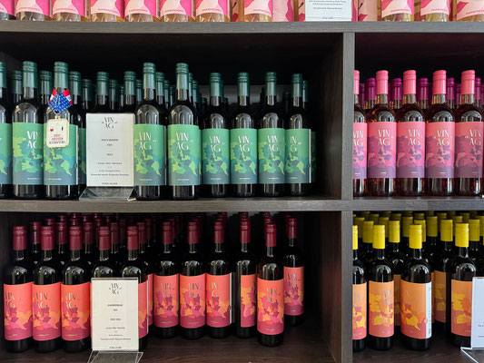 Natürlich kaufen wir auch ein paar Flaschen.