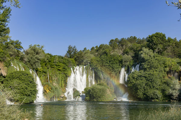 19.06. Wir stehen um 7:00 auf und sind bald darauf bei den Kravica Wasserfällen.
