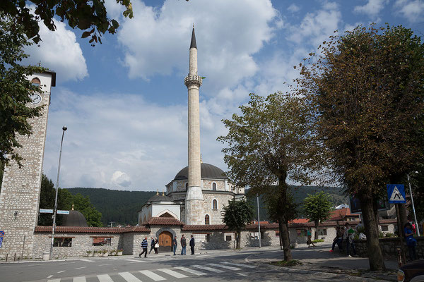 12.9. Das 5 km von der serbischen Grenze liegende Pljevlja ist die drittgrößte Stadt Montenegros. (Hussein-Pasha-Moschee) 