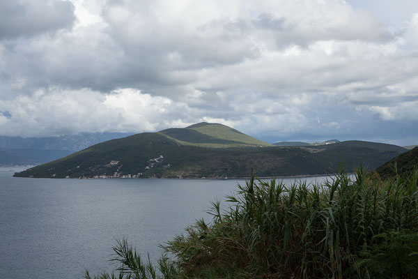 19.9. Wir verlassen Montenegro bei Njivice und reisen mit Blick auf das Kap Oštro in Kroatien ein. 