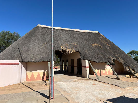 11.03. Gegen 9:00 sind wir am Mabuasehube Gate. Wir unterhalten uns ein wenig mit den Rangern und nehmen dann die Pad nach Kang unter die Räder.