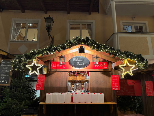 Der Adventmarkt schließt für heute, Nachschub muss her!