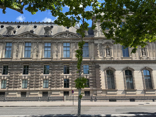 Vom Louvre nehmen wir wieder den Batobus zum Eiffelturm.