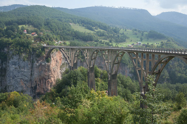 12.9. Die Đurđevića-Tara-Brücke ist bis zu 150 m hoch, 350 m lang und 7 m breit. 