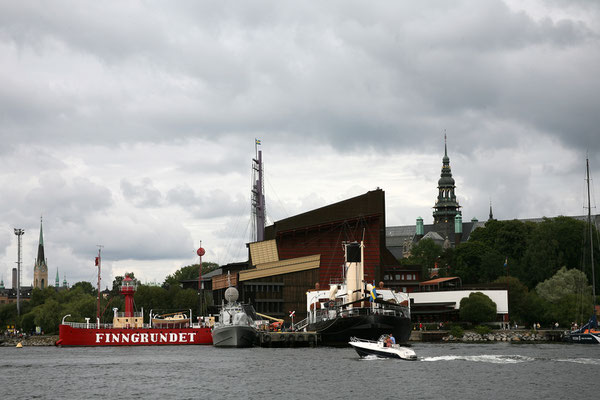 Mit der Fähre fahren wir nach Skeppsholmen, Blick auf das Vasamuseum