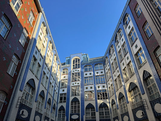 Ein Streifzug durch die pittoresken Hackeschen Höfe darf nicht fehlen.