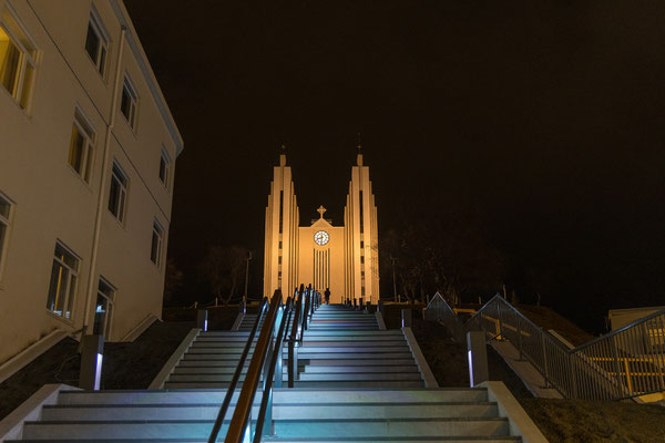 Nach dem Besuch des Geothermalbades spazieren wir noch kurz zur Kirche.