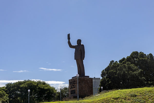 28.03. Stadtrundfahrt Windhoek: Sam Nujoma