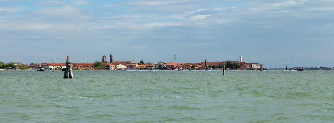 10.10. Im Vaporetto gehts von Murano wieder retour nach Venedig. Blick zurück nach Murano.