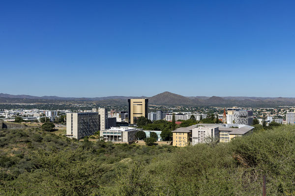 28.03. Stadtrundfahrt Windhoek: Blick auf die Stadt mit Independence Museum und Christuskirche
