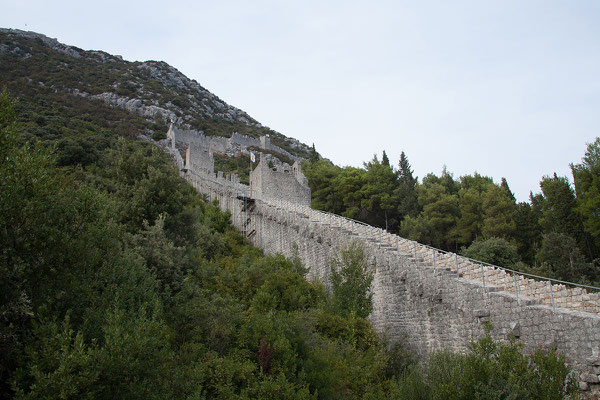 4.9. 5 der einst 5,5 km der Stoner Mauer, 20 von 41 Wehrtürmen sowie 7 Bastionen sind erhalten. 