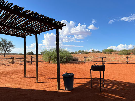 01.03. Bagatelle Kalahari Game Ranch: nach einem Rock Shandy im Haupthaus beziehen wir "unsere" Campsite #3. Hier gefällt es uns immer wieder!