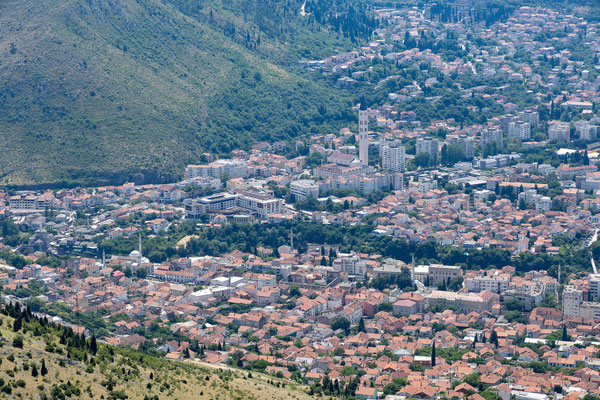 Wir haben einen tollen Blick auf Mostar, auch die berühmte Brücke ist deutlich erkennbar.