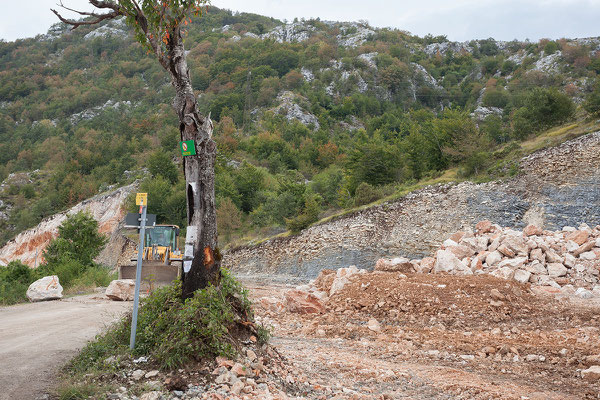 9.9. Baustellenabsicherung durch große Felsen.