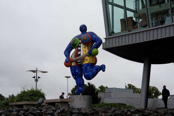 24.07. Den Bereich vor den Theater zieren Skulpturen von Niki de St. Phalle.