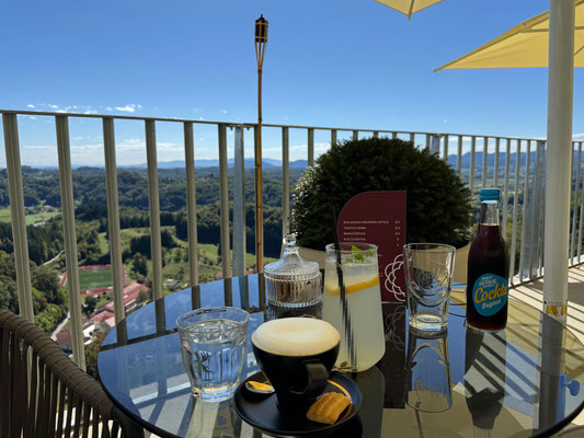Das Burgcafé Grajska Terasa lassen wir uns nicht entgehen.