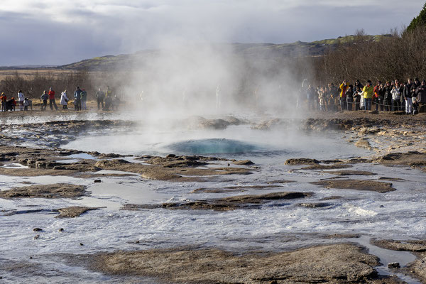 Wir sehen uns den Ausbruch des Strokkur natürlich ein paar Mal an. Immer wieder nett und für viele Fotos gut!