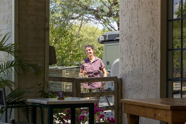 17.03. Maun: in der Straße zum Flughafen heißt es dann "Mission completed". Kerstin hat eine Giraffe gefunden!