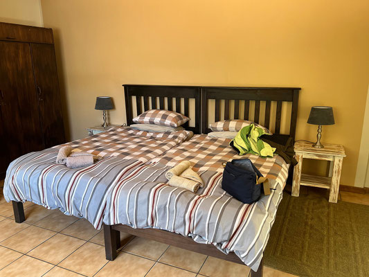 29.02. Gegen Mittag ist die Autoübergabe erledigt und wir beziehen unsere Zimmer auf Etango.