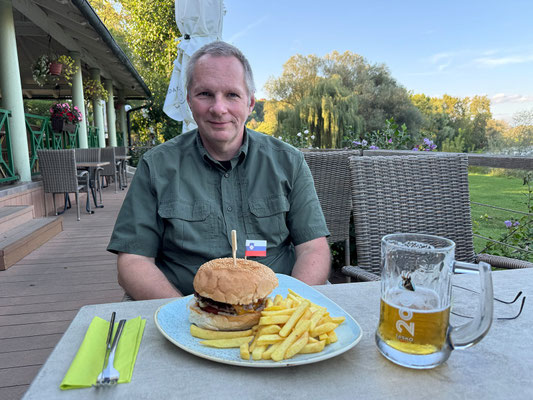 Für Helmut gibt es Burger.