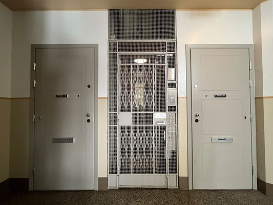 12.08. Gegen 0:45 Uhr kommen wir in unserem Apartmenthaus an. Es verfügt über einen richtig coolen Lift!