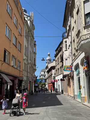 Unsere weitere Route führt und auch heute wieder durch die Ferhadija Fußgängerzone.