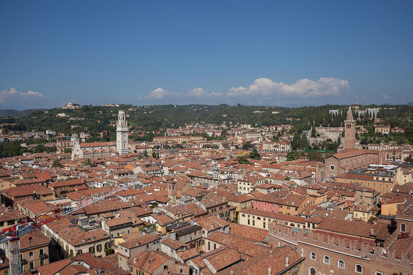 24.09. Verona - Vom 83 m hohen Terre dei Lamberti ist die Aussicht auf Verona atemberaubend