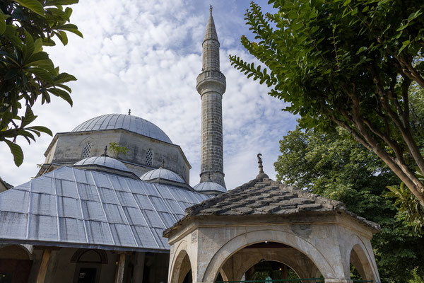 Die Koski Mehmed Pasha Moschee wurde 1618 während der osmanischen Herrschaft fertiggestellt. Mehmed-Pasha Koski war bekannt für seine Bemühungen um den Ausbau der Infrastruktur Mostars. 