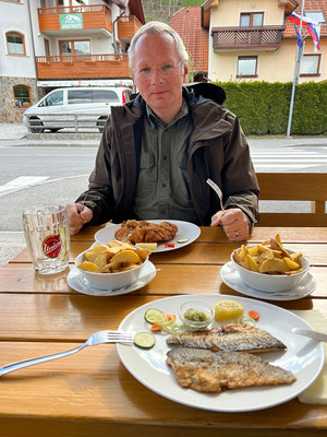 30.04. Nach der schönen Fahrt über die Panoramastrasse essen wir in Luče sehr gut. Helmut ein Cordon Bleue, ich nehme Forelle.