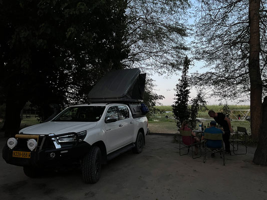 18.03. Swamp Stop: da wir noch satt vom Mittagessen sind, gibt es nur Wein bzw. Amarula zum Sundowner.