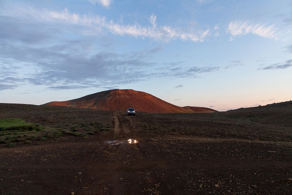 27.07. Im schönsten Sonnenuntergangslicht gehts vom Lavafeld retour zum Parkplatz.