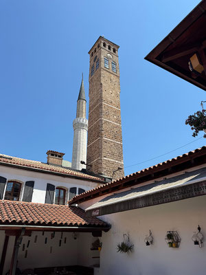 Wieder retour in der Baščaršija, statten wir dem Uhrturm "Sahat Kula" mit der alten öffentlichen Uhr einen Besuch ab. 