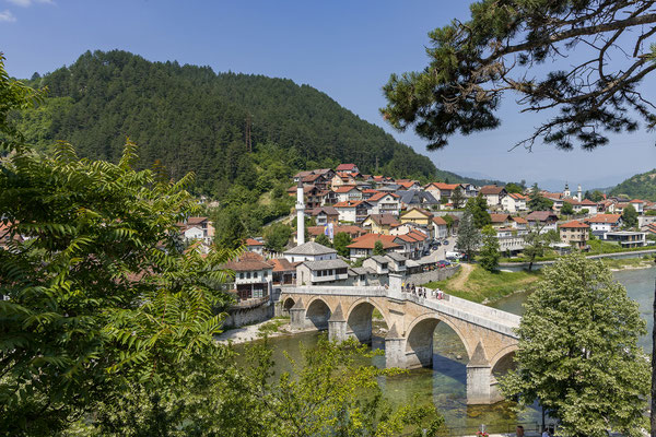 Blick auf Konjic mit Stari most.